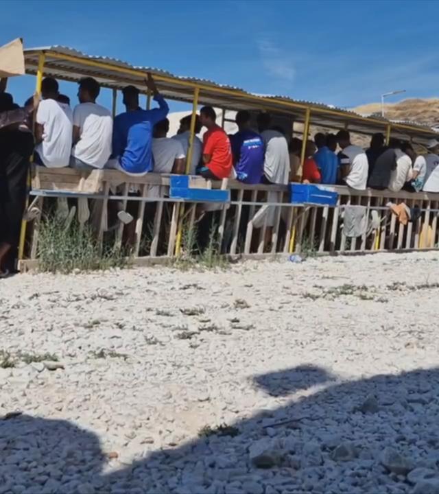 Migranten warten in einer Schlange im Flüchtlingscamp auf der griechischen Insel Lesbos