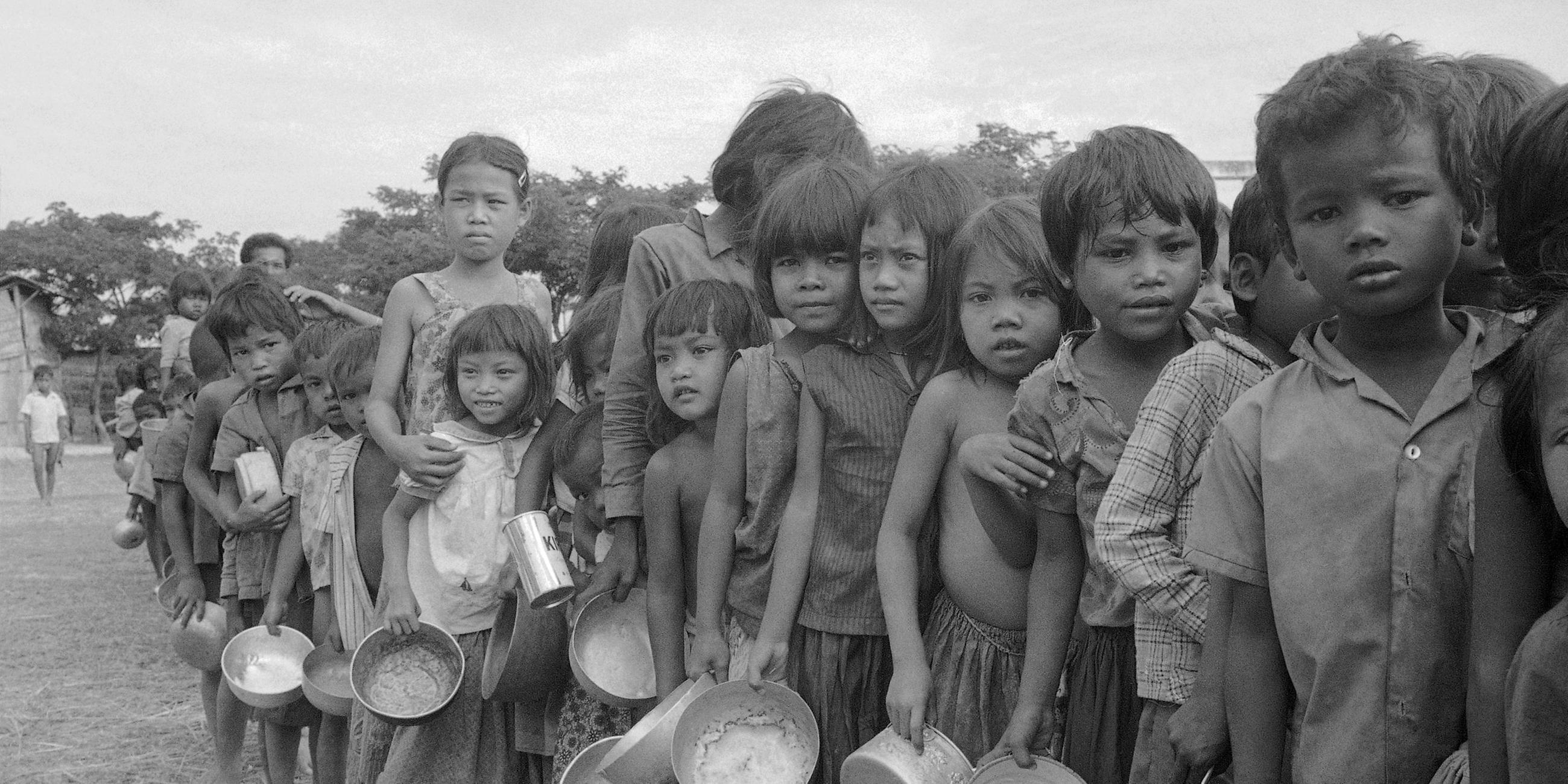 Flüchtlingskinder an einer Essensstation in Kambodscha, 1975