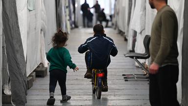 Hessen, Bensheim: Flüchtlinge sind in einem der Zelte der Flüchtlingsunterkunft unterwegs