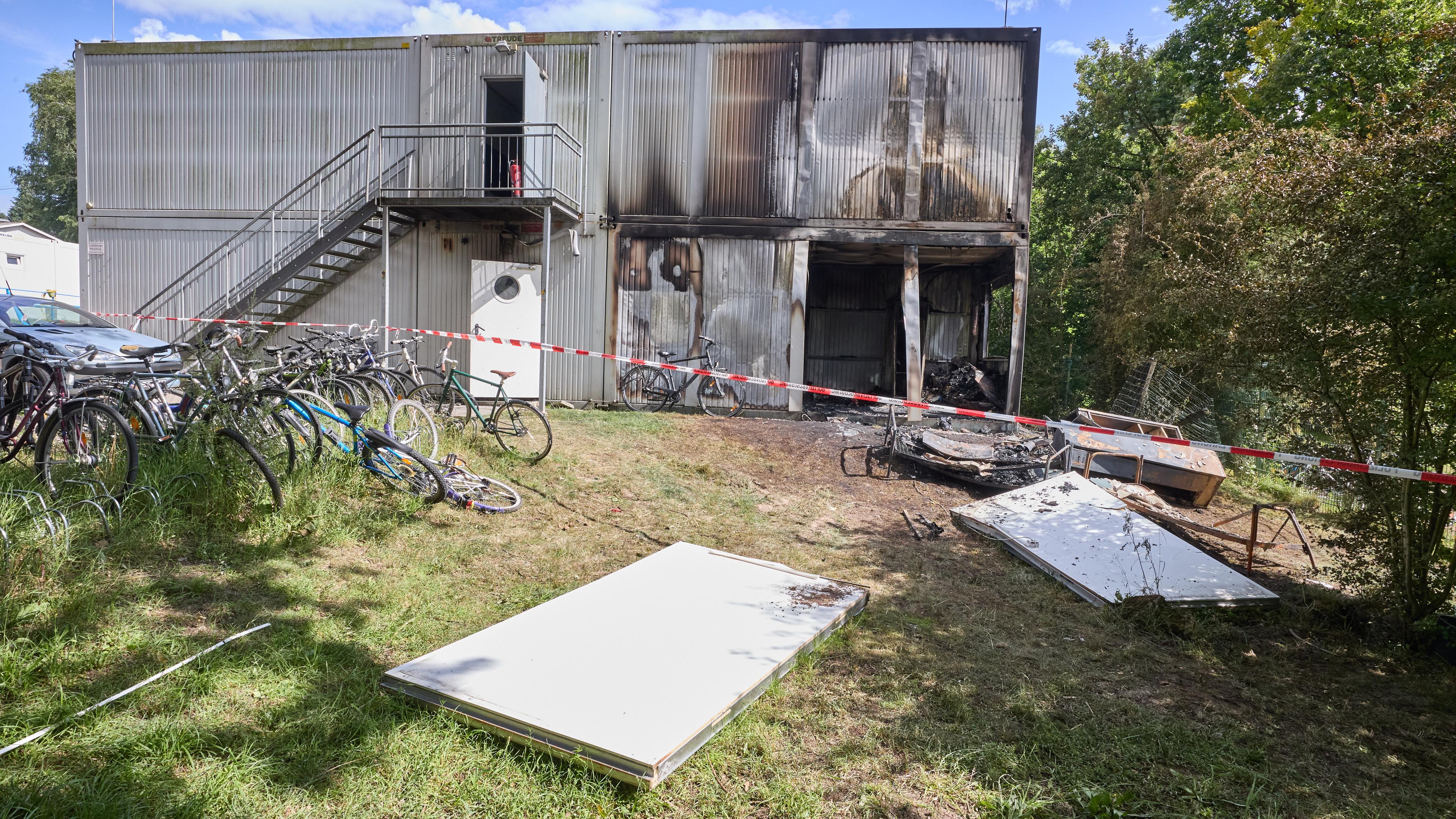  Niedersachsen, Buchholz: Blick auf den bei einer Explosion völlig zerstörten Wohncontainer einer Flüchtlingsunterkunft. Ein Mensch stirbt, ein Polizist wird schwer verletzt.