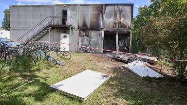 Niedersachsen, Buchholz: Blick auf den bei einer Explosion völlig zerstörten Wohncontainer einer Flüchtlingsunterkunft. Ein Mensch stirbt, ein Polizist wird schwer verletzt.