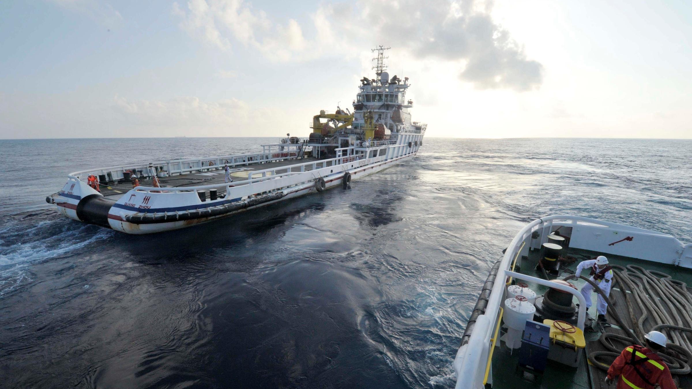 Chinesische Schiffe auf der Suche nach Flug MH370.