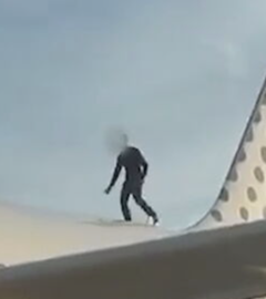 Mann klettert auf Flugzeug