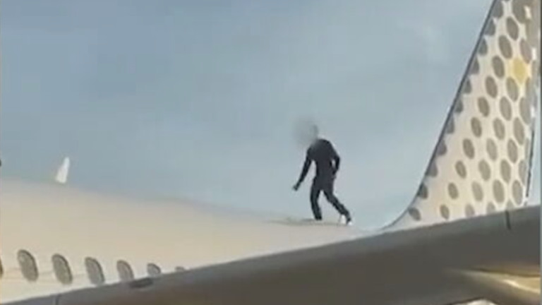 Mann klettert auf Flugzeug