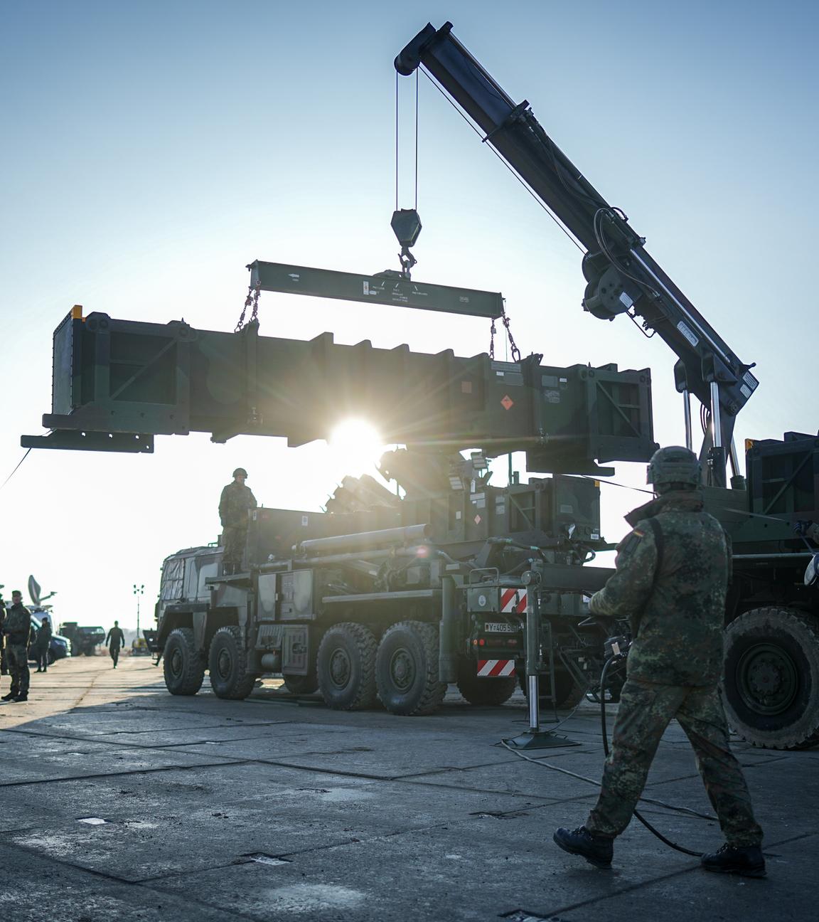 Soldaten der Bundeswehr verladen Raketen für das Flugabwehrsystem Patriot.