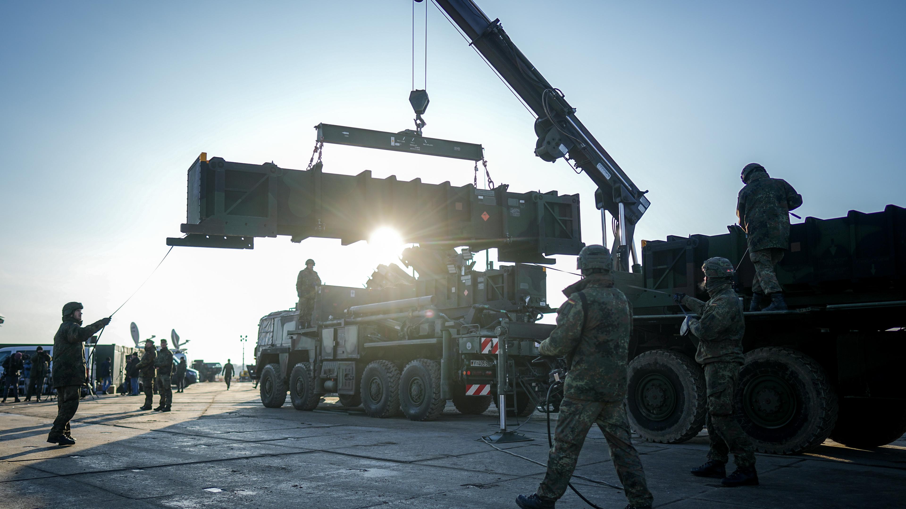 Soldaten der Bundeswehr verladen Raketen für das Flugabwehrsystem Patriot.