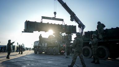 Soldaten der Bundeswehr verladen Raketen für das Flugabwehrsystem Patriot.