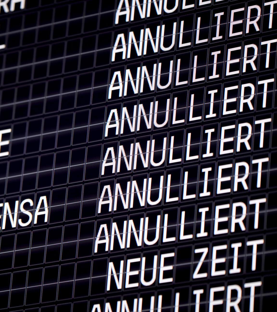  annullierte fluege werden auf einer anzeigetafel am flughafen koeln bonn angezeigt. das sturmtief "sabine" ist durch nordrhein-westfalen gezogen. 