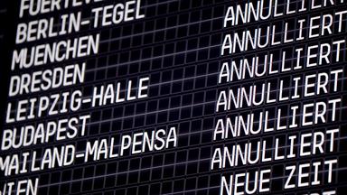  annullierte fluege werden auf einer anzeigetafel am flughafen koeln bonn angezeigt. das sturmtief "sabine" ist durch nordrhein-westfalen gezogen. 