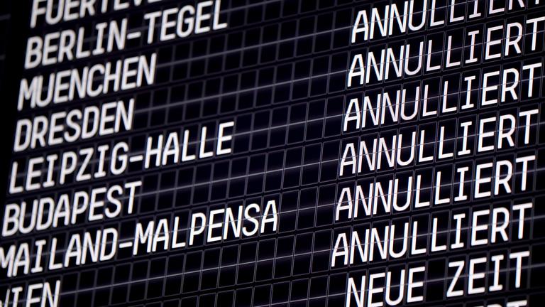  annullierte fluege werden auf einer anzeigetafel am flughafen koeln bonn angezeigt. das sturmtief "sabine" ist durch nordrhein-westfalen gezogen. 