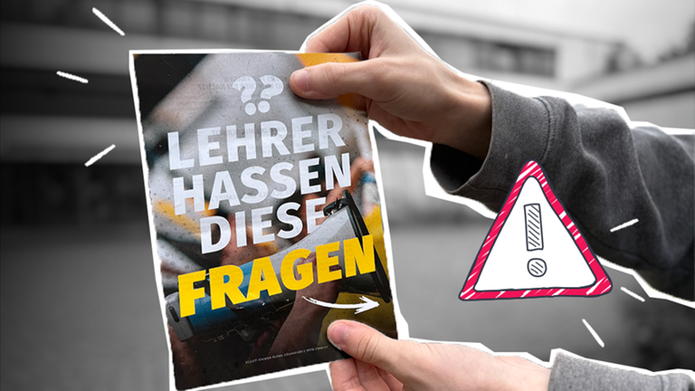  Ein Flyer wird vor einer Schule hochgehalten. Auf dem Flyer steht: «?? Lehrer hassen diese Fragen»