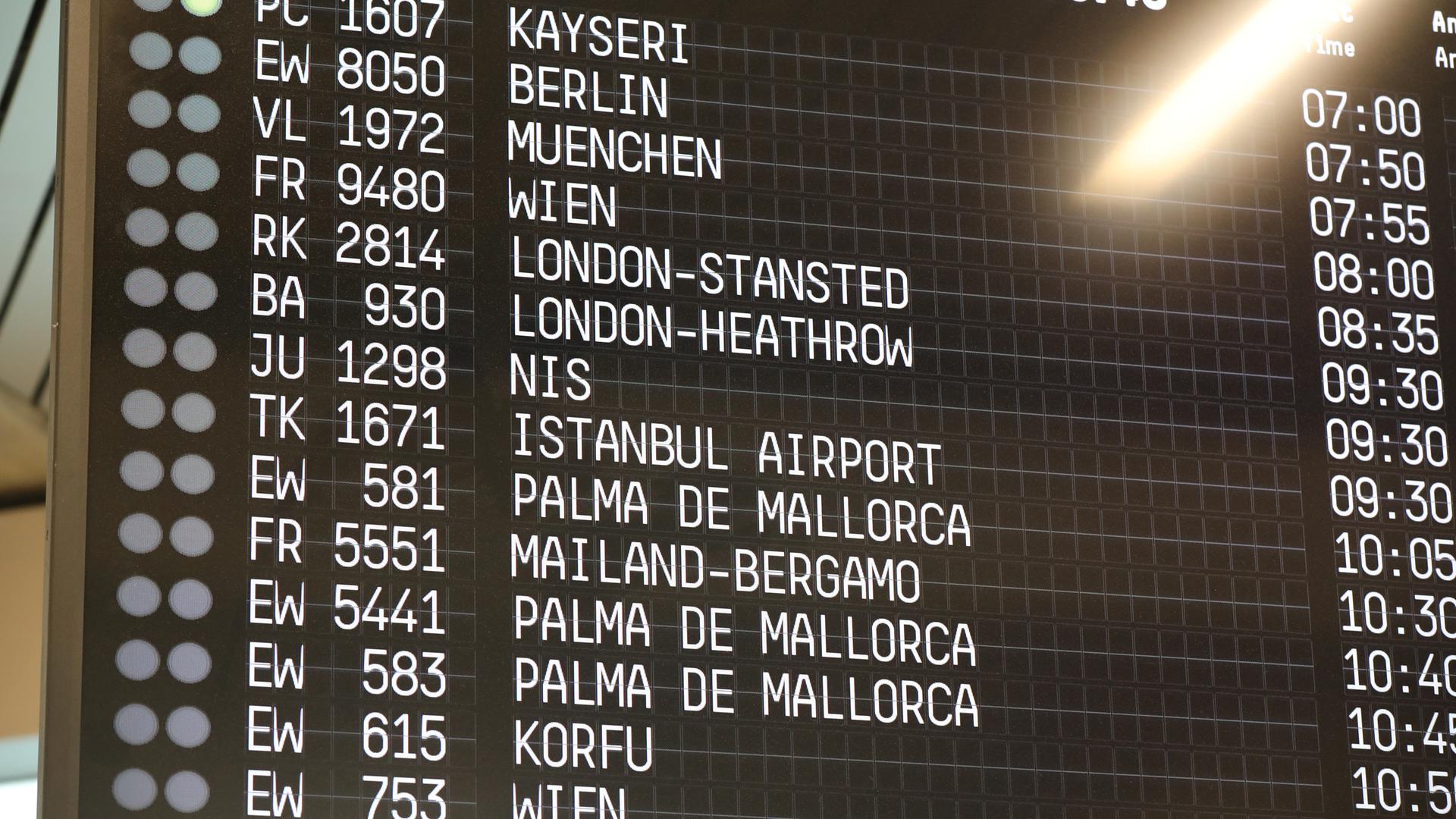 Diesmal keine Verspätung:  Ankunftszeiten von Flügen stehen auf einer Anzeigetafel am Flughafen Köln/Bonn.