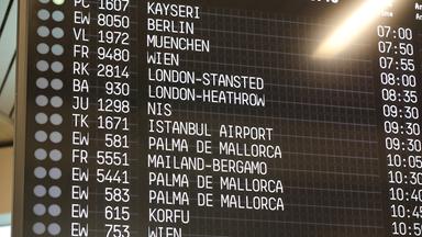 Ankünfte von Flügen stehen auf einer Anzeigetafel am Flughafen Köln/Bonn. 