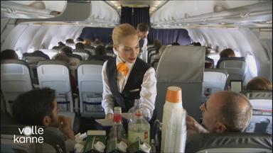 Fluggastrechte: Stewardess im Flugzeug bedient