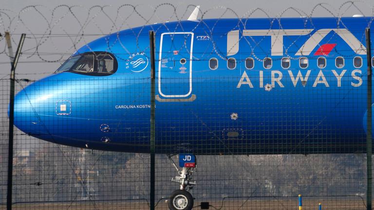 Ein Ita-Flugzeug steht auf der Rollbahn, bevor es vom Flughafen Linate abhebt