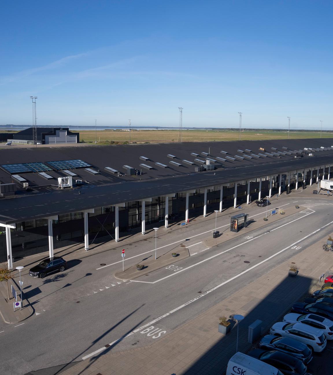 Eine allgemeine Luftaufnahme des Flughafens Aalborg in Aalborg, Dänemark, 25. 9. 2025. 