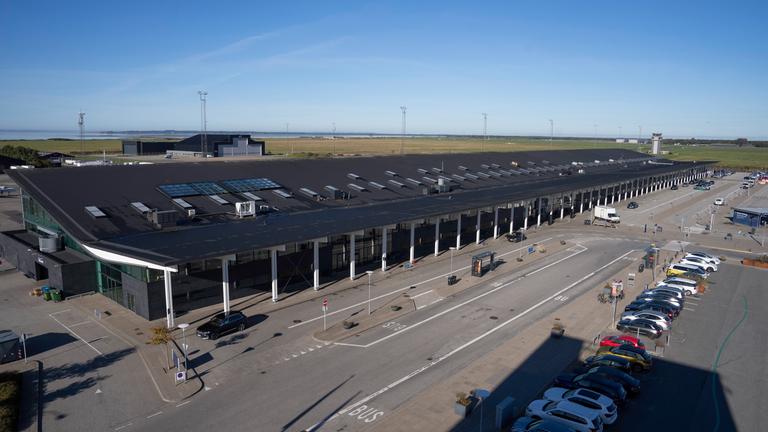 Eine allgemeine Luftaufnahme des Flughafens Aalborg in Aalborg, Dänemark, 25. 9. 2025. 