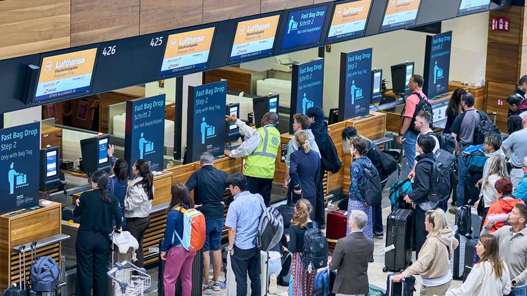 Brandenburg, Schönefeld: Zahlreiche Fluggäste warten vor den Check-in-Schaltern im Terminal 1 des Flughafens Berlin Brandenburg.
