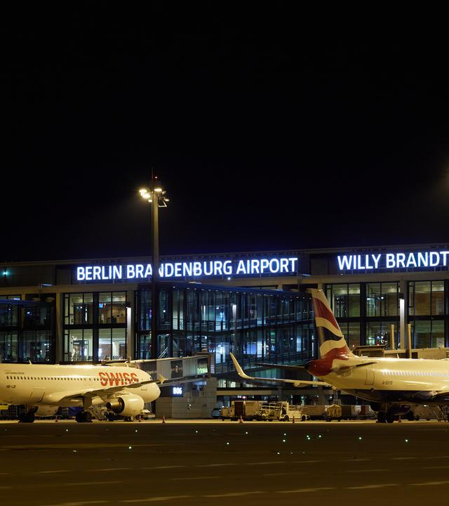 Blick in der Nacht auf den Flughafen Berlin Brandenburg.