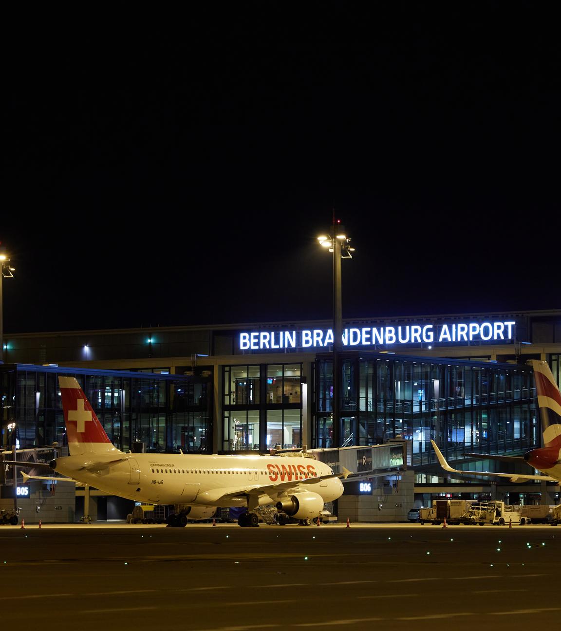  Blick in der Nacht auf den Flughafen Berlin Brandenburg.