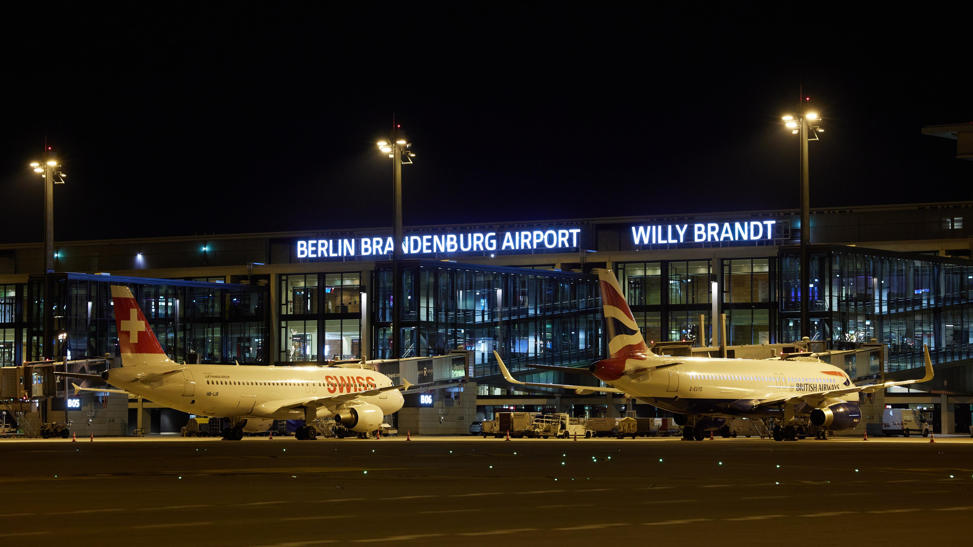  Blick in der Nacht auf den Flughafen Berlin Brandenburg.
