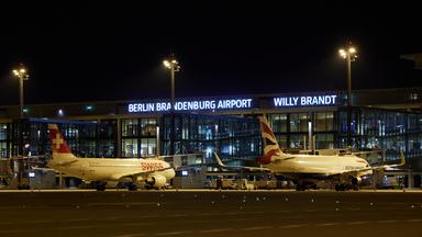  Blick in der Nacht auf den Flughafen Berlin Brandenburg.