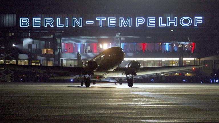 Archiv: Eins der letzten beiden Flugzeuge, ein Rosinenbomber vom Typ Douglas DC 3 verlässt am 30.10.2008 den flughafen Berlin-Tempelhof