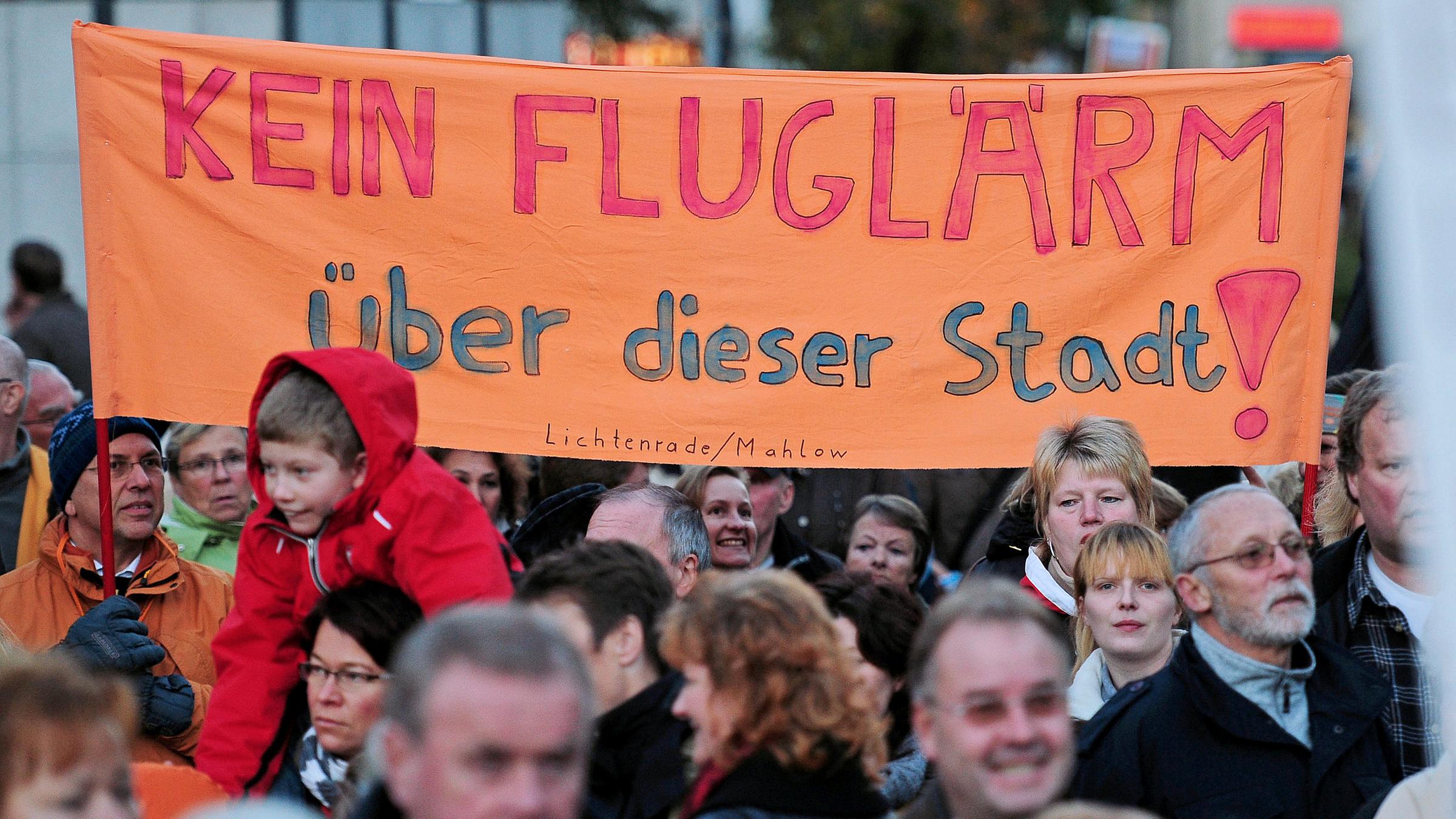 Archiv: Demonstranten protstieren am 18.10.2010 vor dem Bahnhof Lichtenrade in Berlin