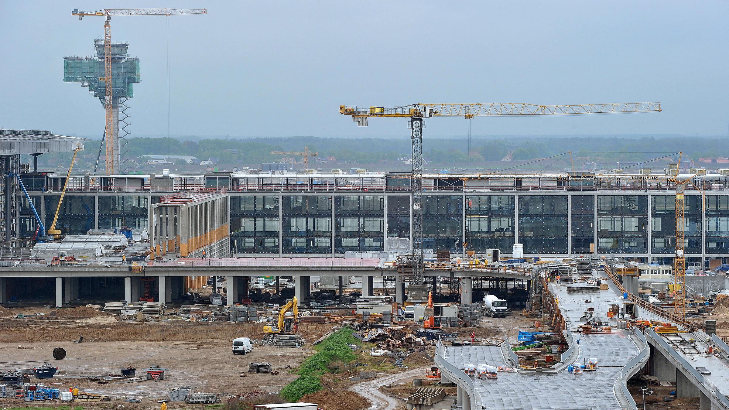 Archiv: Beim blick vom Infotower ist am 03.05.2010 bereits die PKW-Zufahrt zum Passagierterminal des zukünftigen Flughafen Berlin Brandenburg International zu erkennen
