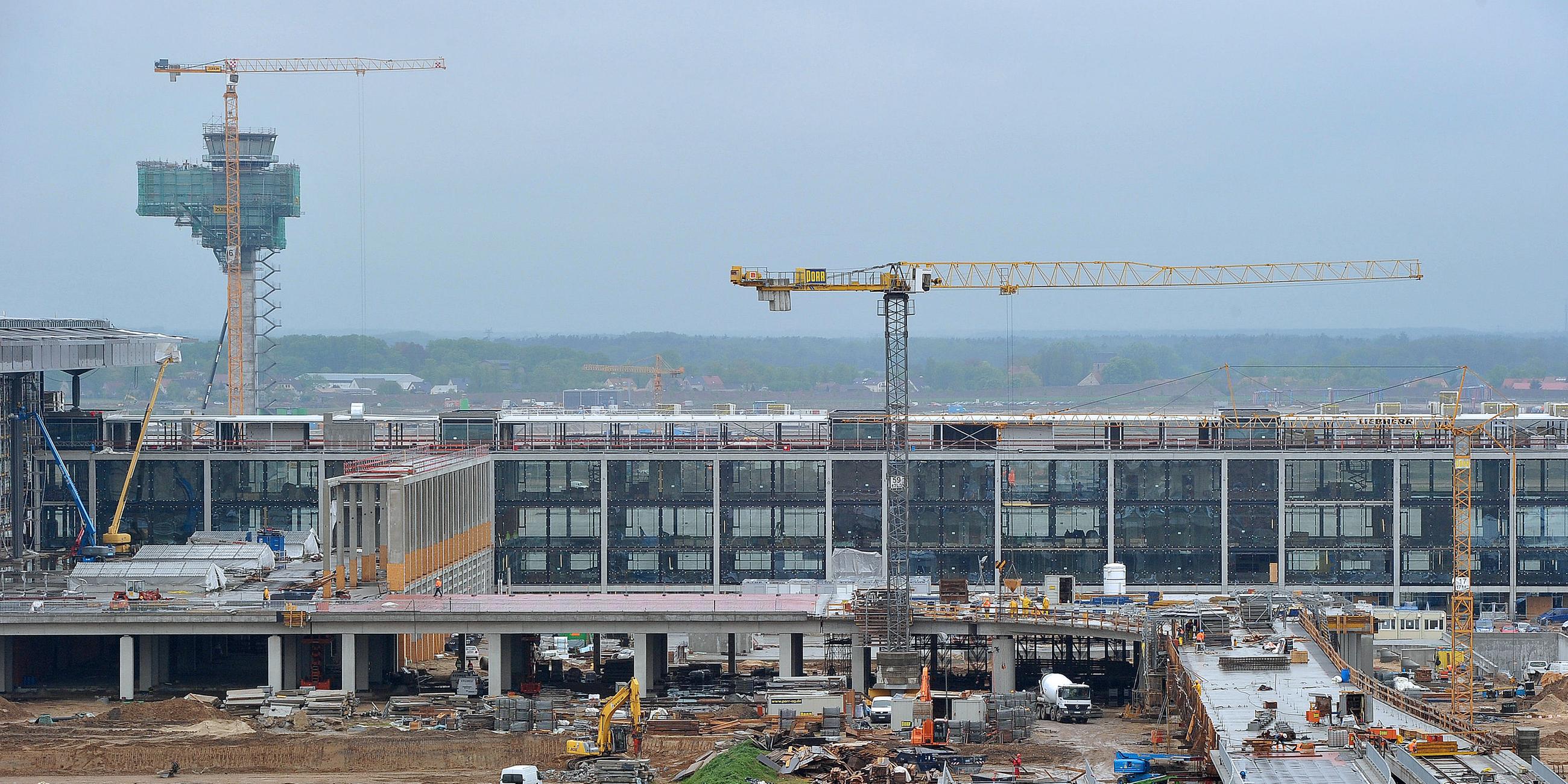 Archiv: Beim blick vom Infotower ist am 03.05.2010 bereits die PKW-Zufahrt zum Passagierterminal des zukünftigen Flughafen Berlin Brandenburg International zu erkennen