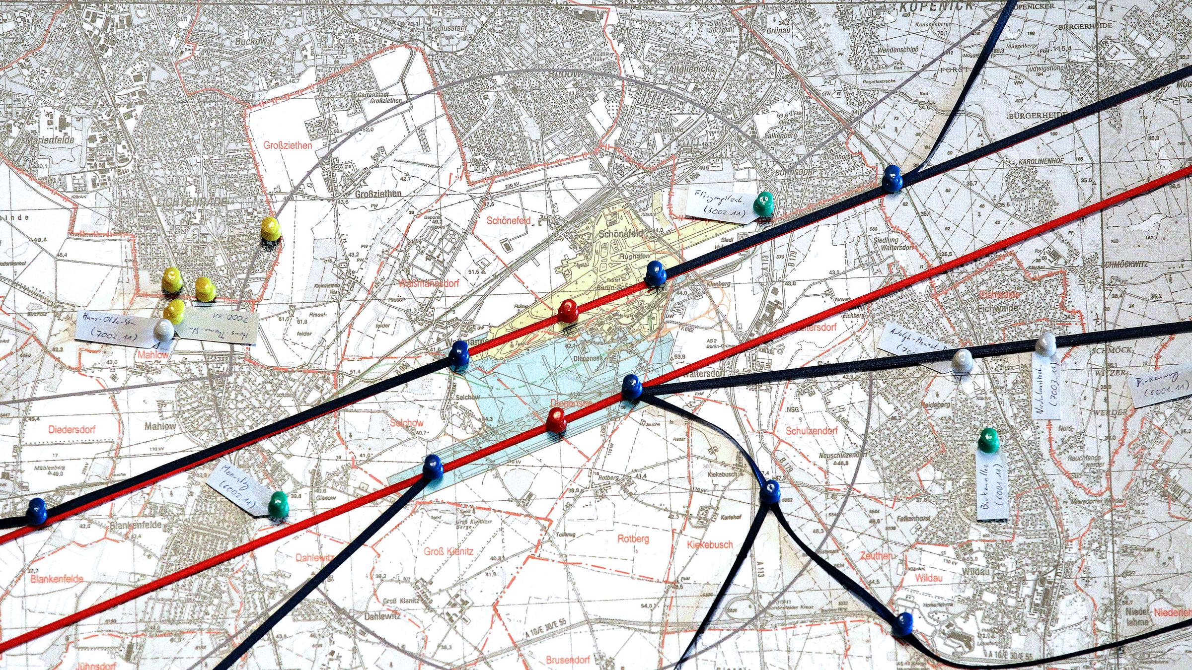 Archiv: Eine Karte mit Flugrouten hängt am 03.07.2012 vor Beginn eines Prozesses gegen den neuen Großflughafen Berlin-Brandenburg im Bundesverwaltungsgericht in Leipzig