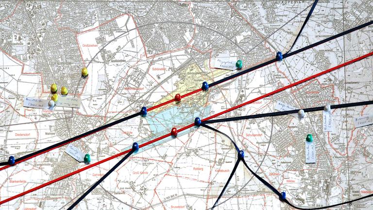 Archiv: Eine Karte mit Flugrouten hängt am 03.07.2012 vor Beginn eines Prozesses gegen den neuen Großflughafen Berlin-Brandenburg im Bundesverwaltungsgericht in Leipzig
