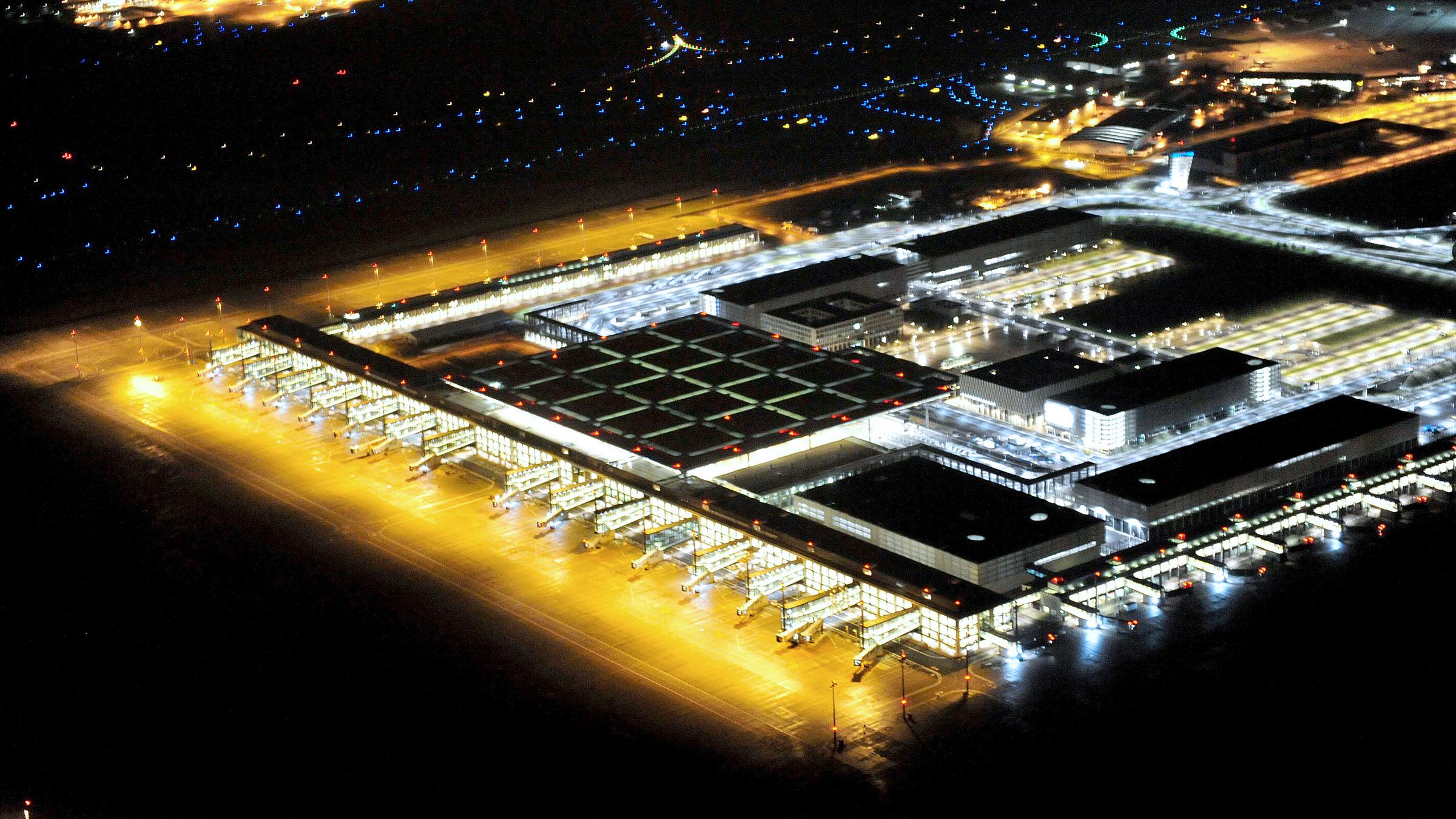 Archiv: Blick bei Nacht auf das beleuchtete Terminal und die Rollflächen des Flughafens Berlin Brandenburg am 10.10.2012