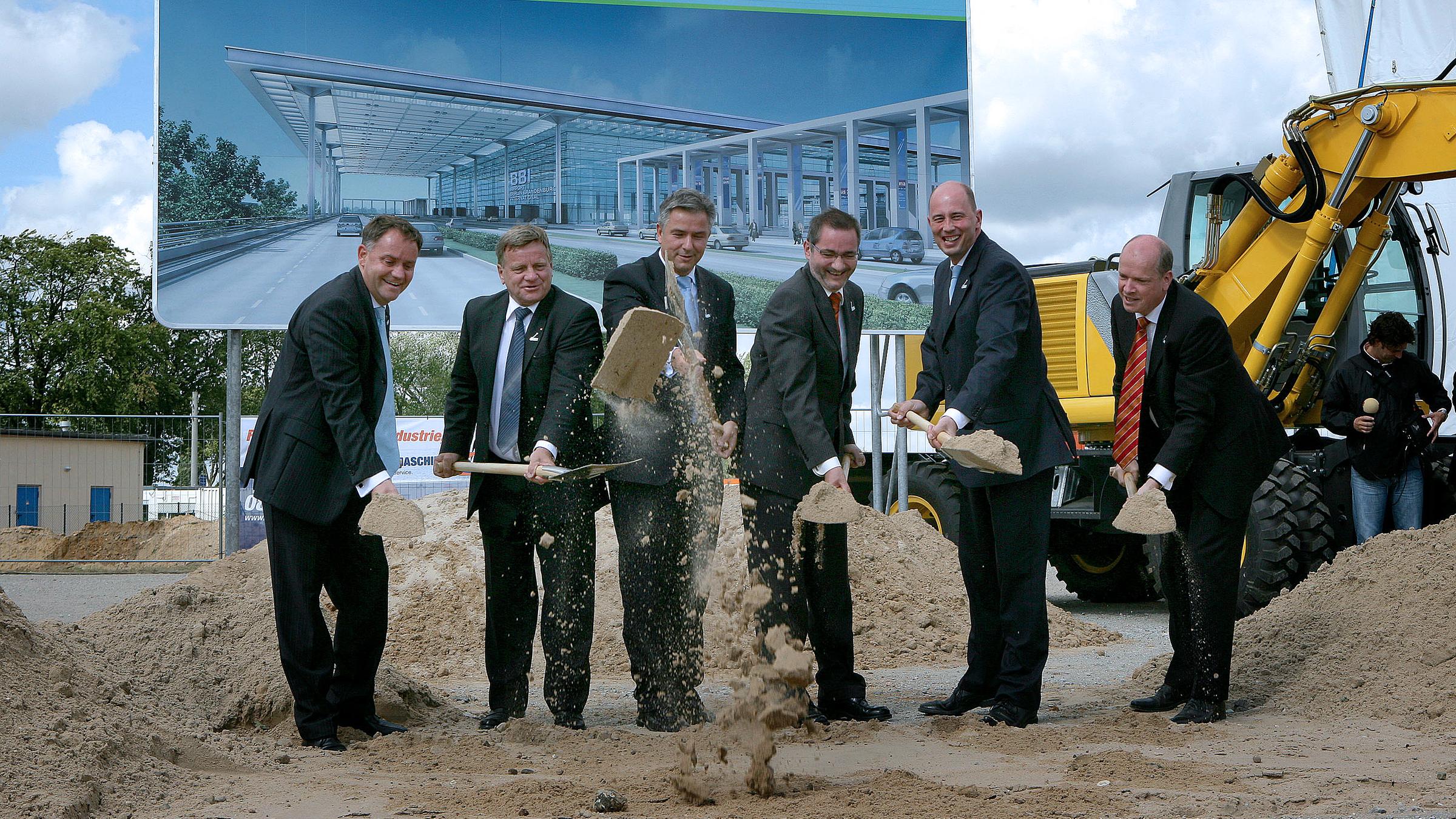 Archiv: Spatenstich nahe dem Flughafen Berlin-Schönefeld bei Berlin am 05.09.2006 