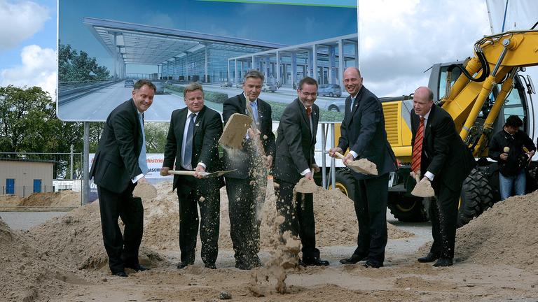 Archiv: Spatenstich nahe dem Flughafen Berlin-Schönefeld bei Berlin am 05.09.2006 
