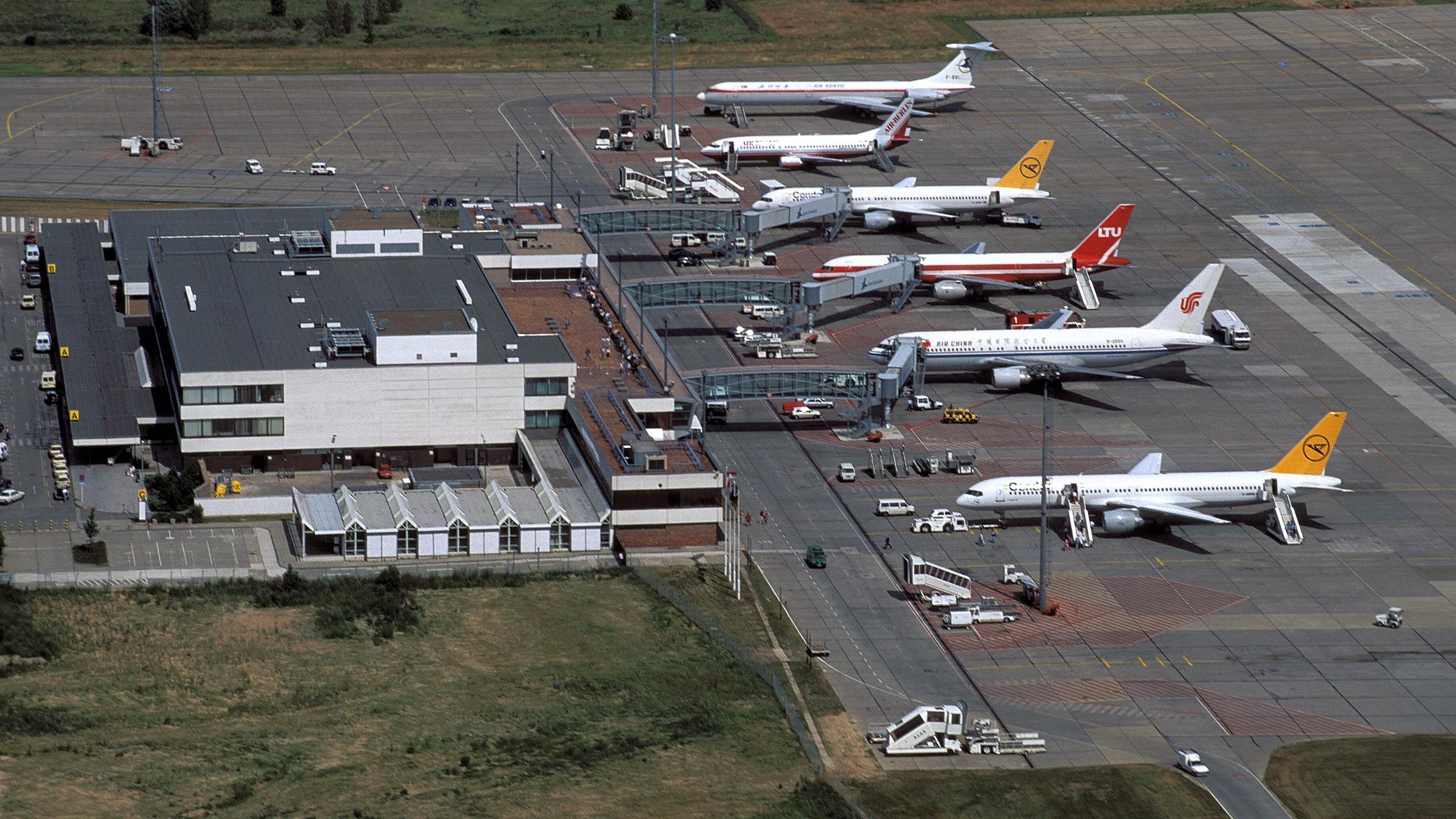 Archiv: Berliner Flughafen Schönefeld am 02.08.2002