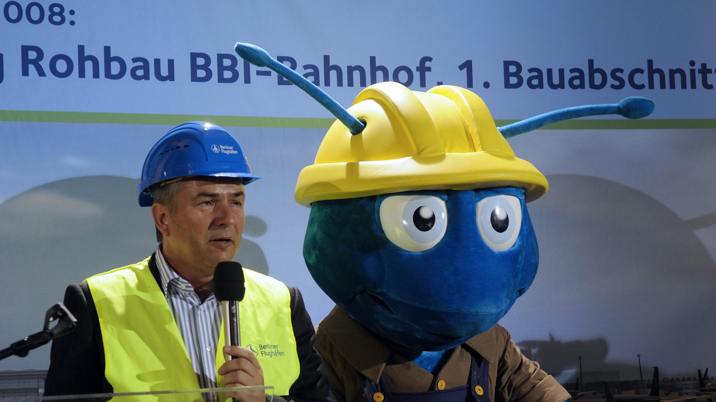 Archiv: Klaus Wowereit und Baustellenmaskottchen Ameise Armin anlässlich der Fertigstellung des Bahnhof-Rohbaus im Flughafen Berlin Brandenburg International am 02.07.2008