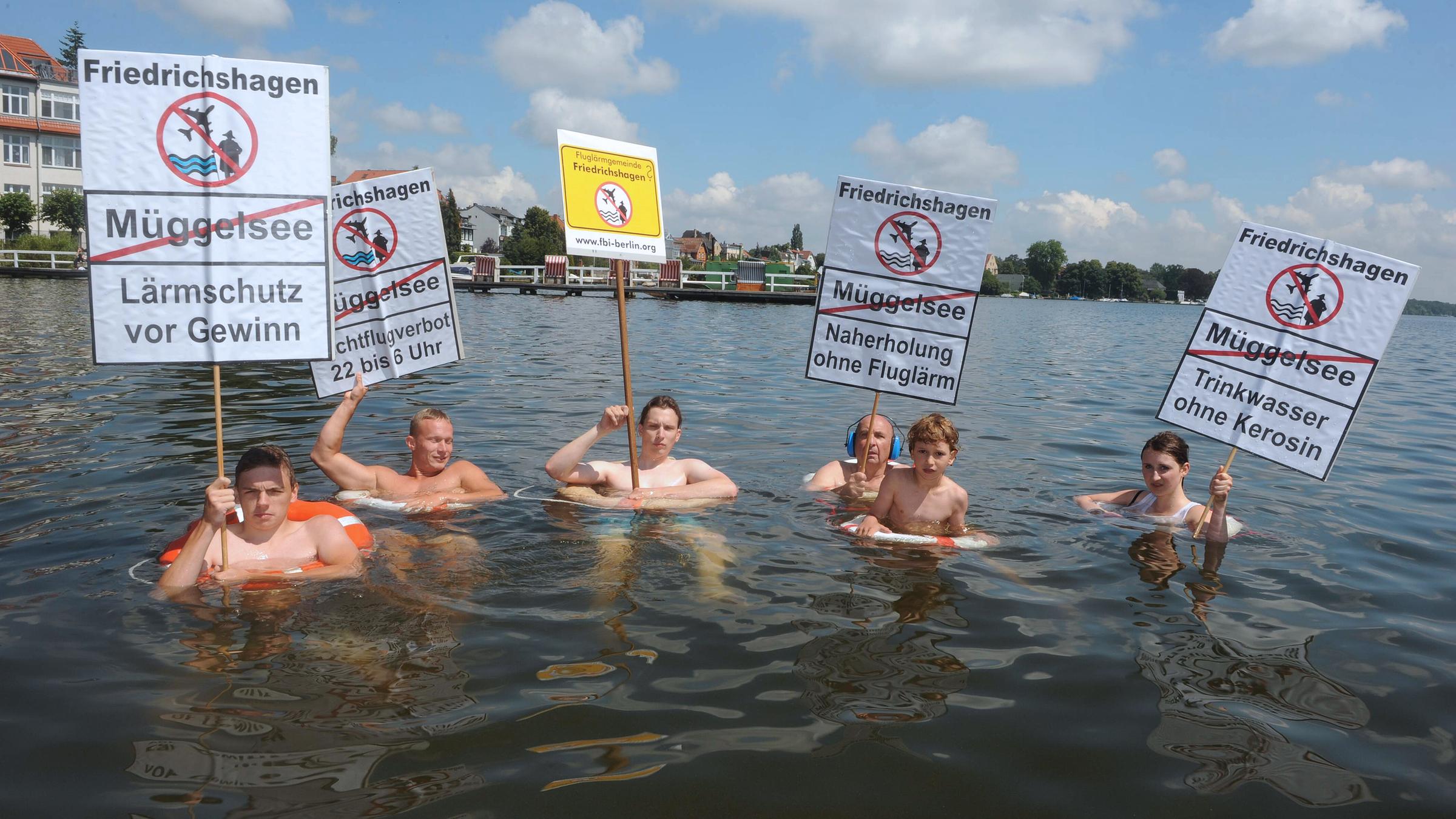 Archiv: Die Friedrichshagener Bürgerinitiative (FBI) demonstriert gegen die neu geplanten Flugrouten des Flughafens Berlin-Brandenburg International (BBI) über den Müggelsee am 05.07.2011