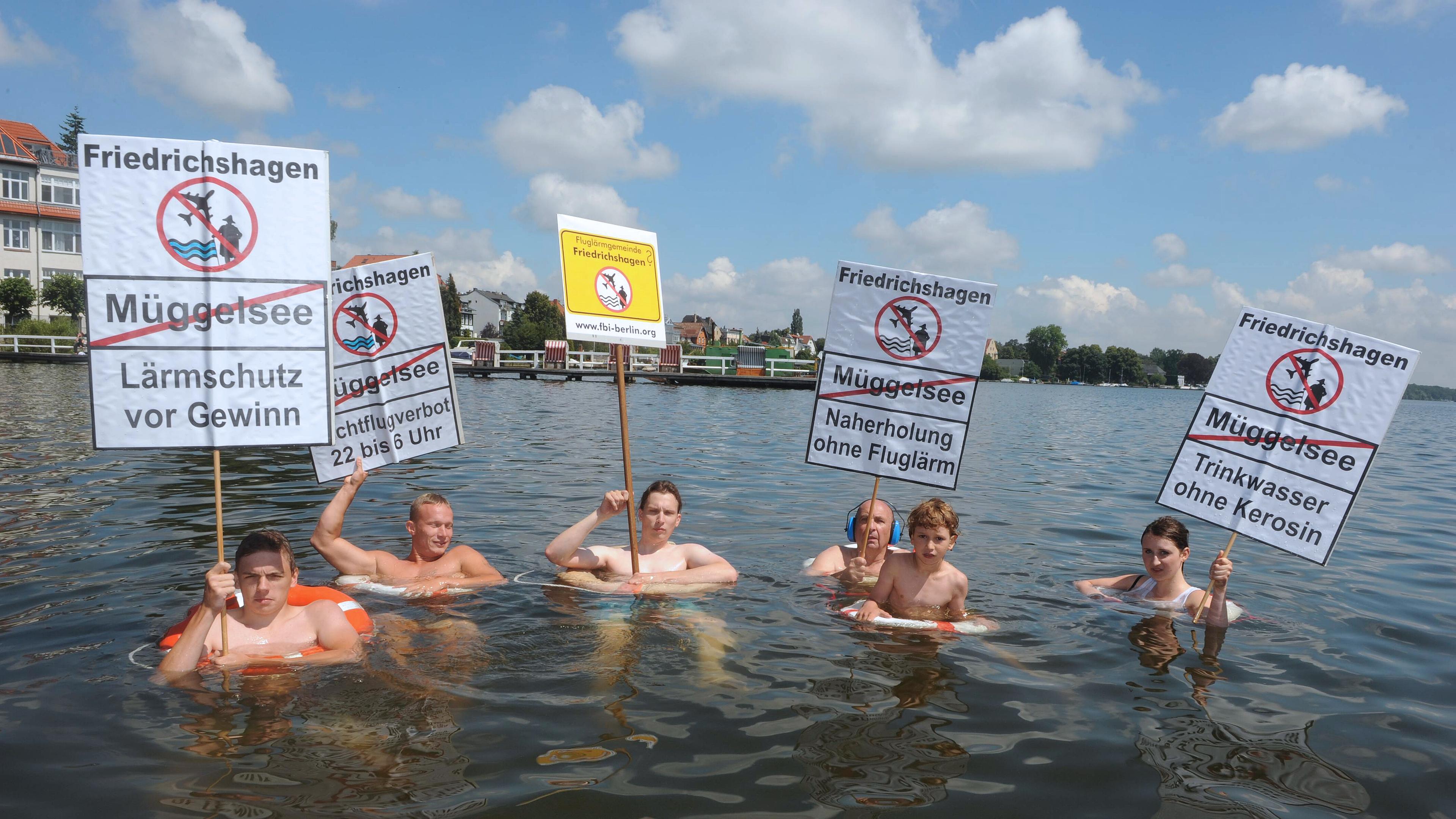 Archiv: Die Friedrichshagener Bürgerinitiative (FBI) demonstriert gegen die neu geplanten Flugrouten des Flughafens Berlin-Brandenburg International (BBI) über den Müggelsee am 05.07.2011