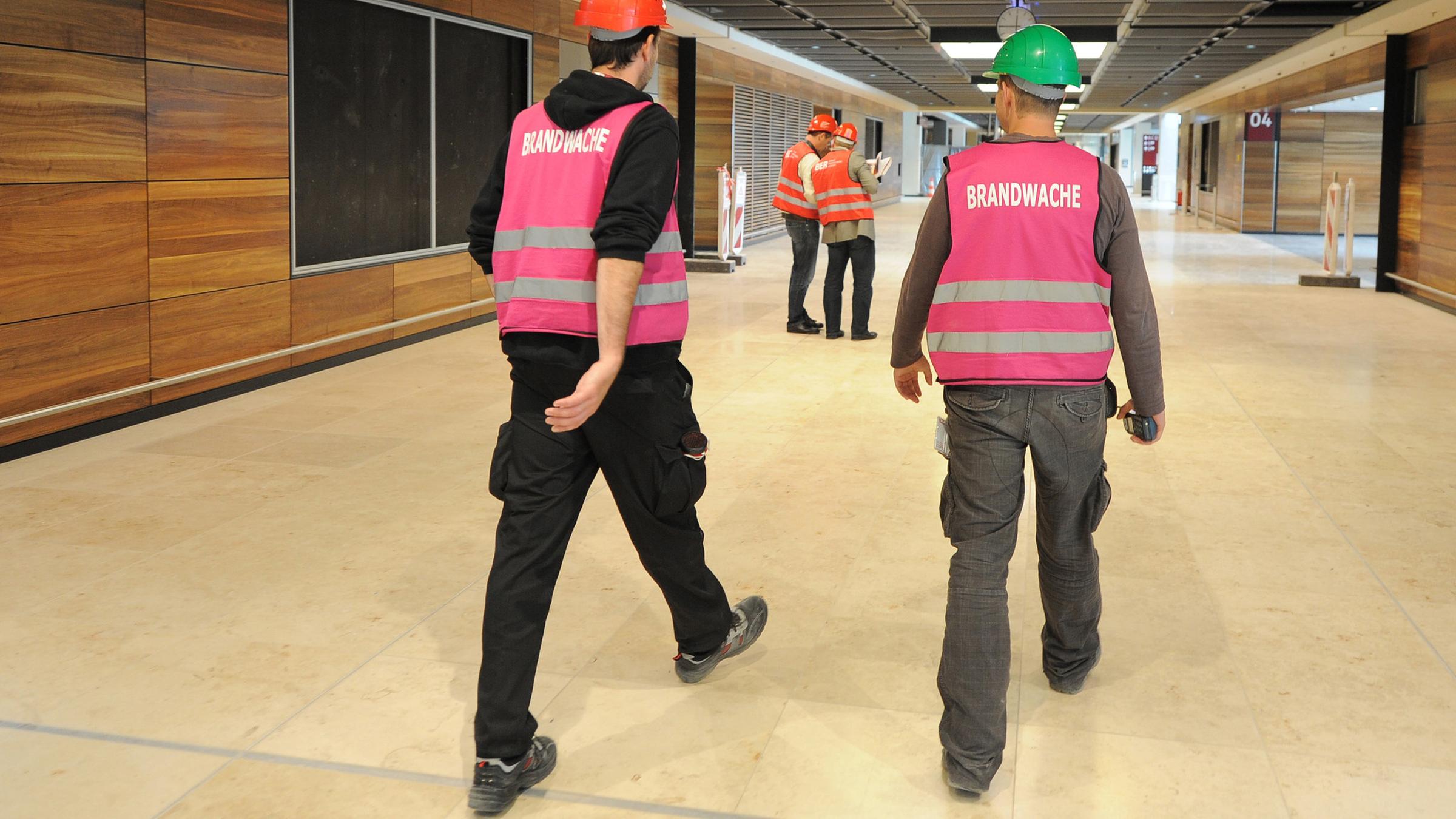 Archiv: Brandschutztechniker am 17.07.2012 in der Haupthalle des Hauptstadtflughafens in Schönefeld