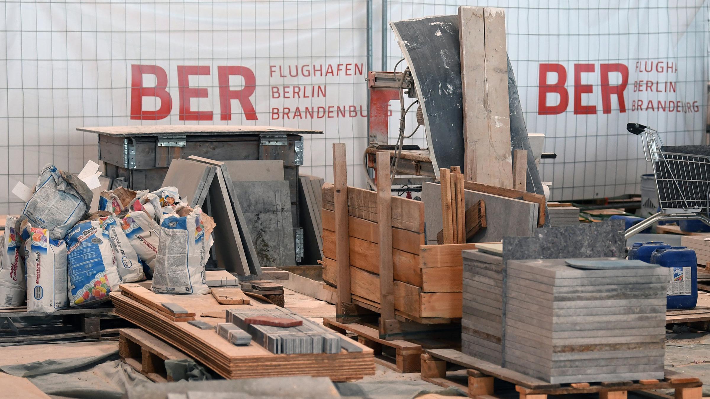 Archiv: Baumaterial ist auf der Baustelle des Hauptstadtflughafens BER am 07.09.2017 im Hauptterminal in Schönefeld zu sehen