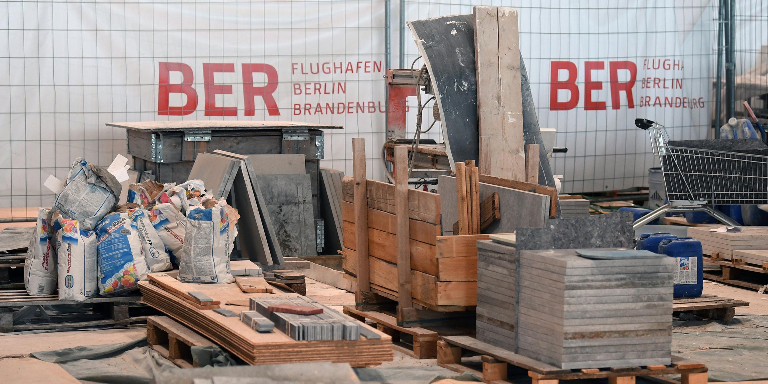 Archiv: Baumaterial ist auf der Baustelle des Hauptstadtflughafens BER am 07.09.2017 im Hauptterminal in Schönefeld zu sehen