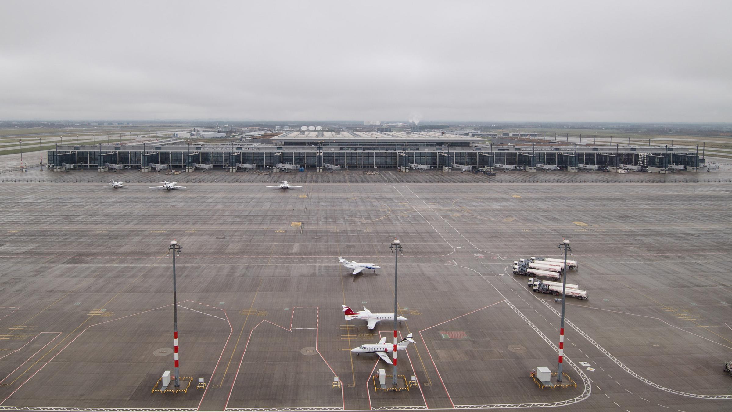 Blick am 21.11.2017 aus dem Tower der Deutschen Flugsicherung auf das Rollfeld vor dem Terminal des Hauptstadtflughafen Berlin Brandenburg (BER) in Schönefeld