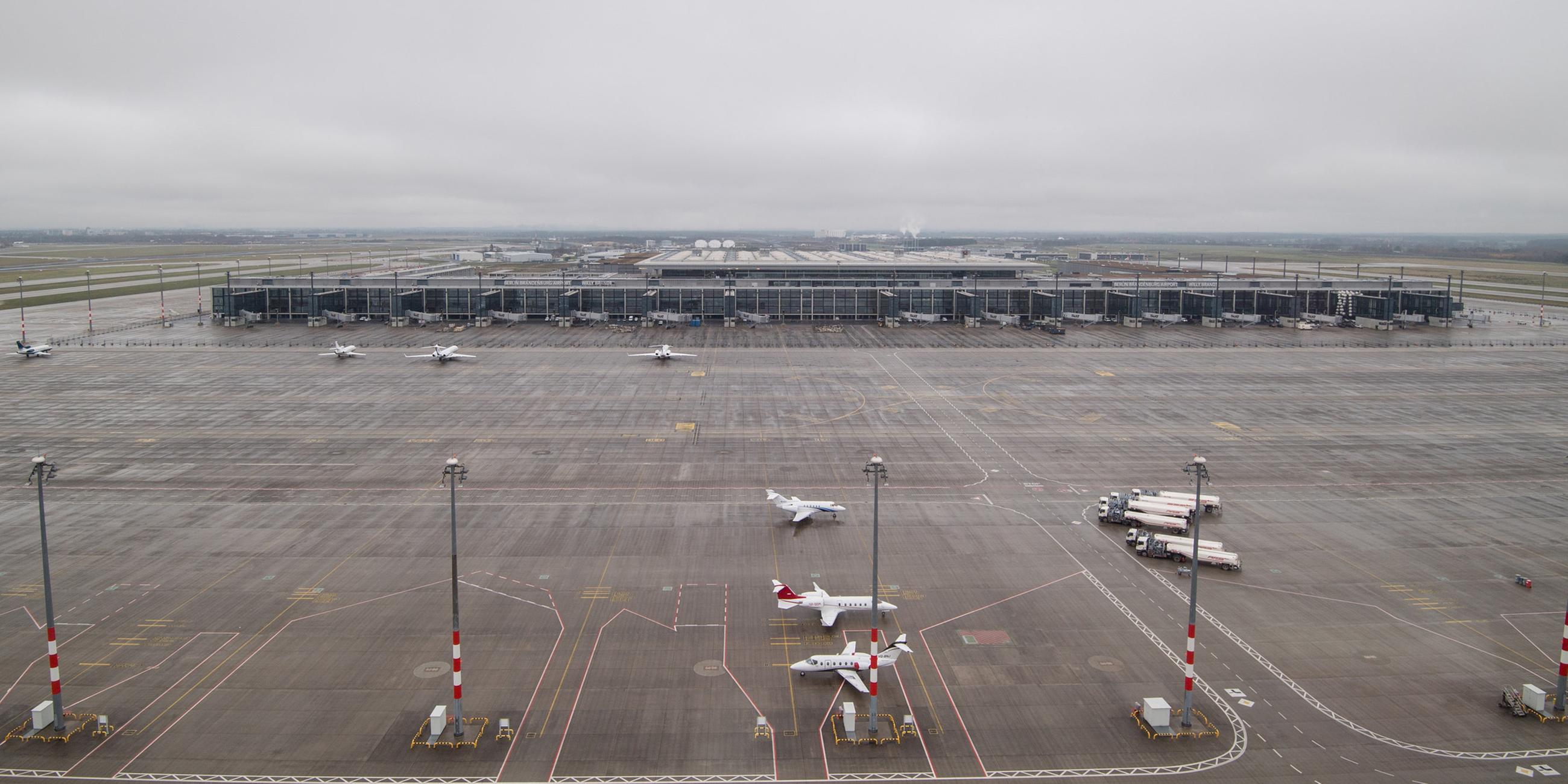 Blick am 21.11.2017 aus dem Tower der Deutschen Flugsicherung auf das Rollfeld vor dem Terminal des Hauptstadtflughafen Berlin Brandenburg (BER) in Schönefeld