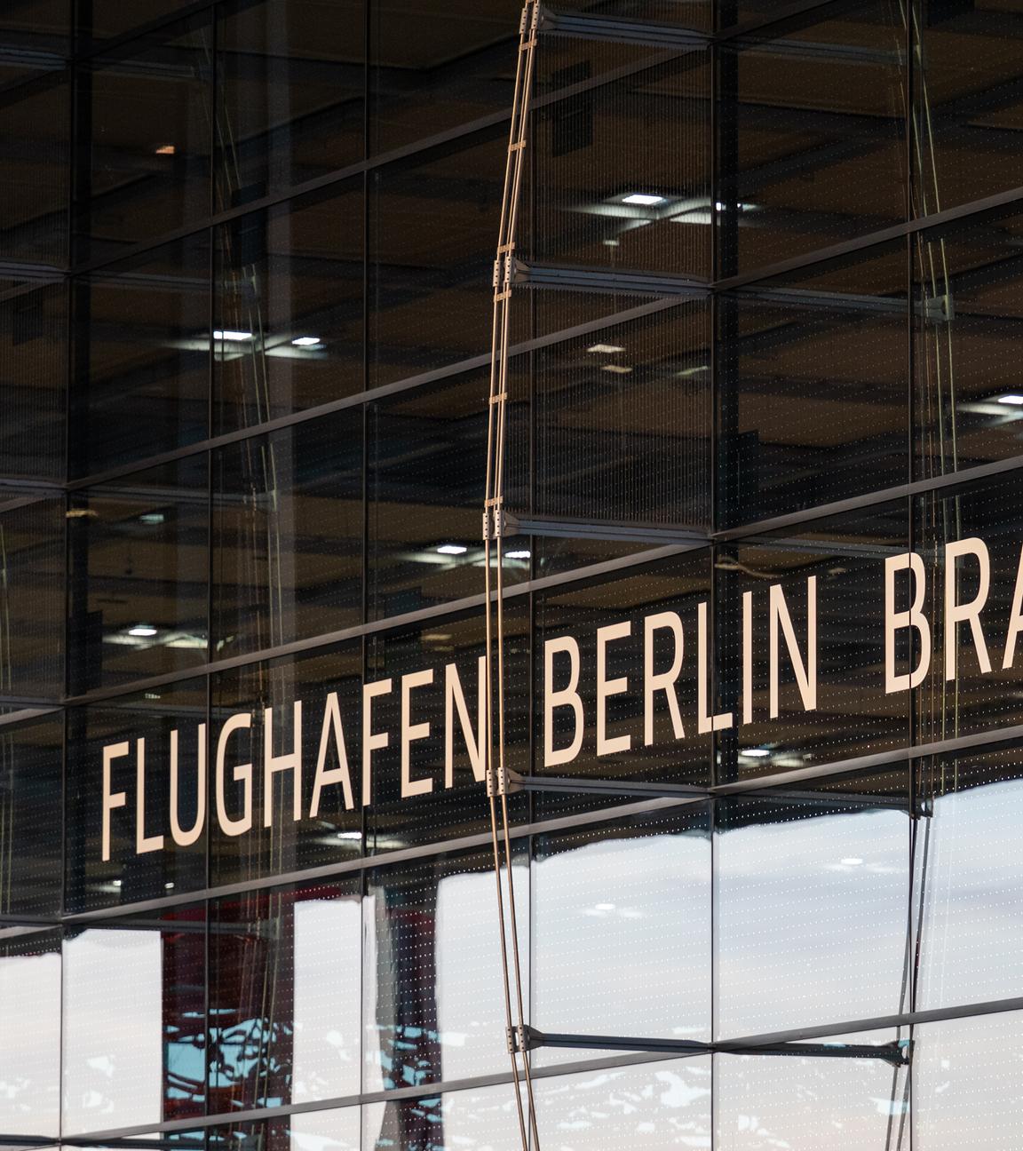 Flughafen Berlin-Brandenburg Schild