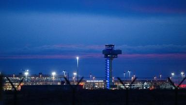 In der Morgendämmerung landet ein Flugzeug am Flughafen Berlin Brandenburg BER.