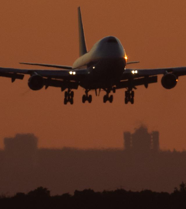 Eine Boeing 747 der Lufthansa setzt im letzten Licht des Tages auf dem Flughafen Frankfurt zur Landung an.