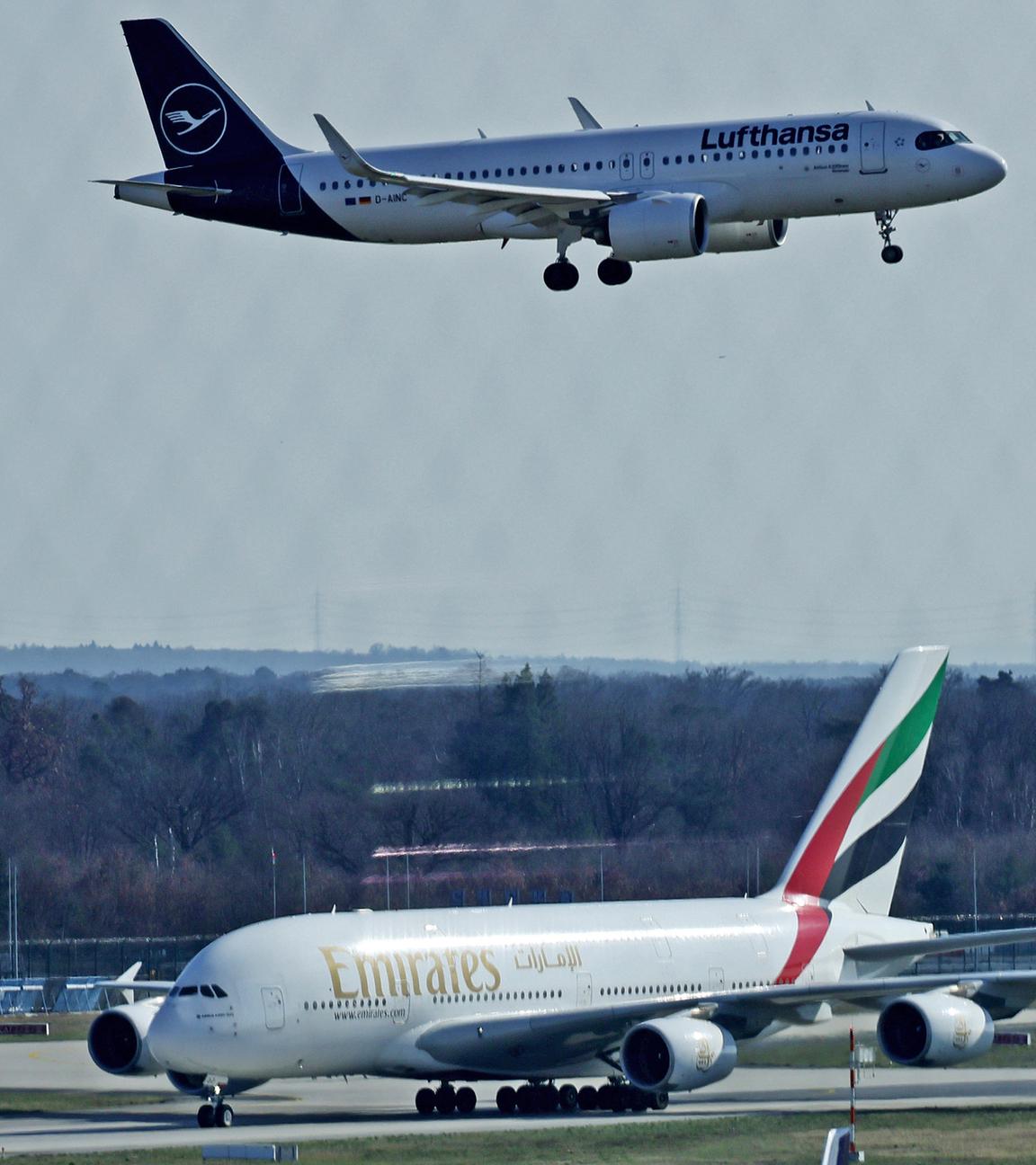 Ein Airbus A380 der Emirates landet auf dem Flughafen Frankfurt am Main, aufgenommen am 03.03.2026