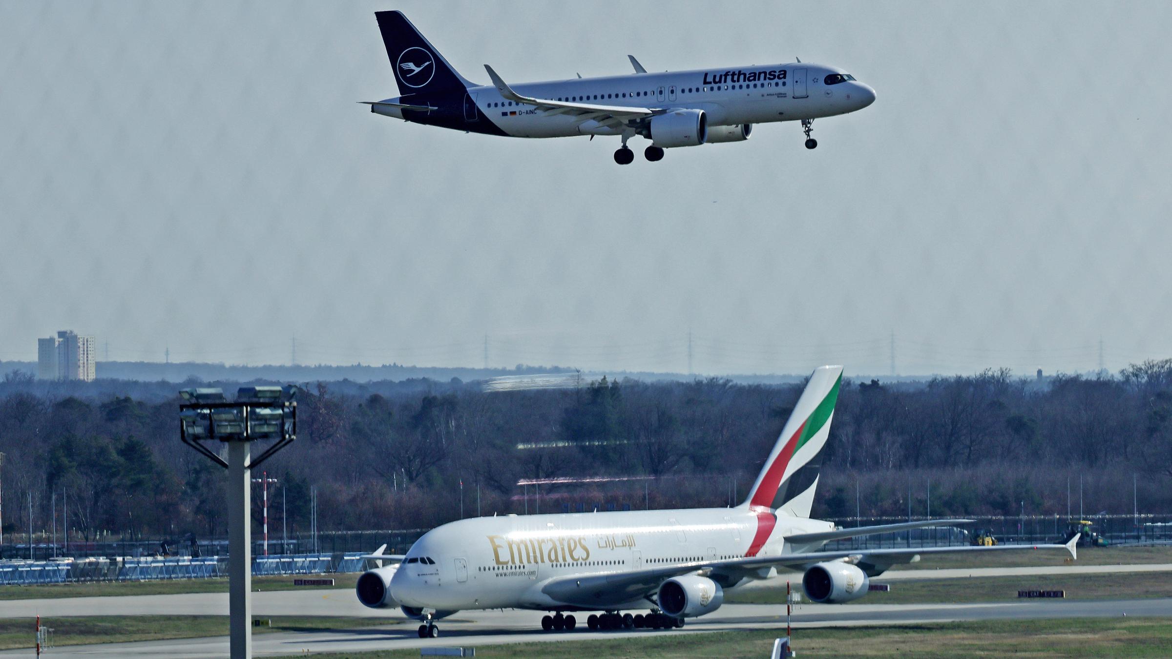Ein Airbus A380 der Emirates landet auf dem Flughafen Frankfurt am Main, aufgenommen am 03.03.2026