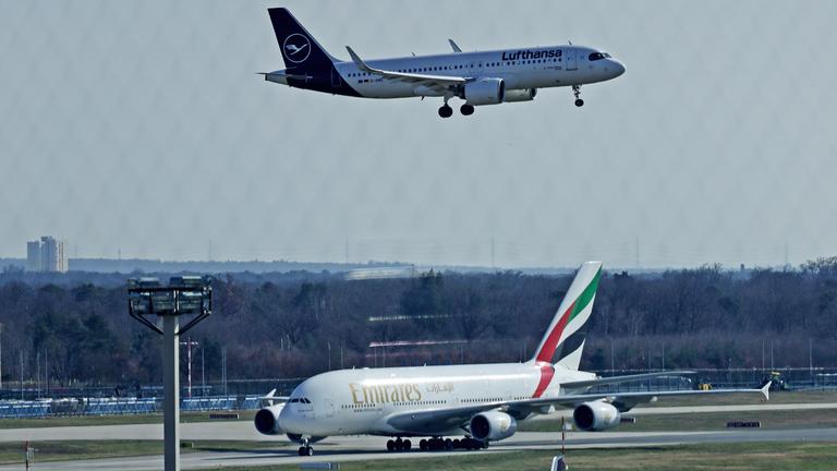 Ein Airbus A380 der Emirates landet auf dem Flughafen Frankfurt am Main, aufgenommen am 03.03.2026